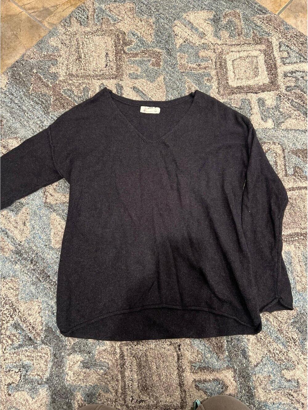 Women’s v-neck Sweater
